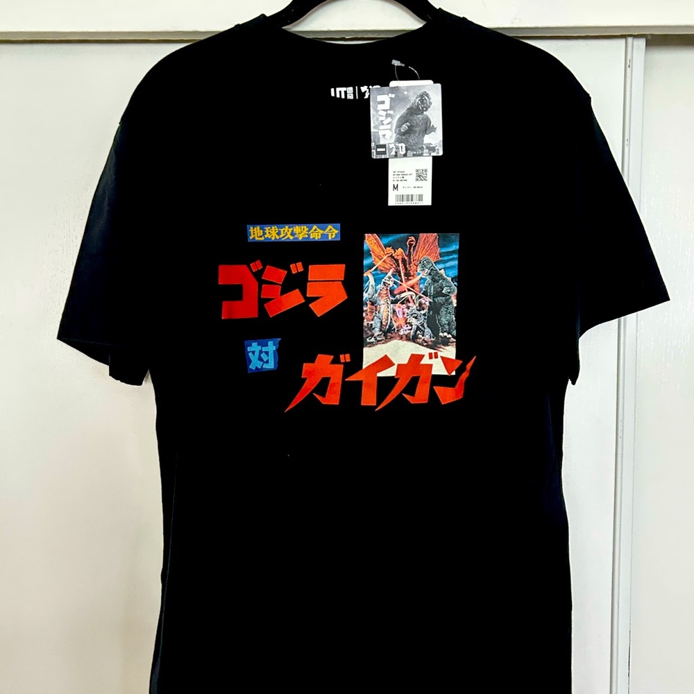 Uniqlo X Godzilla, Godzilla vs Gigan graphic tee NWT